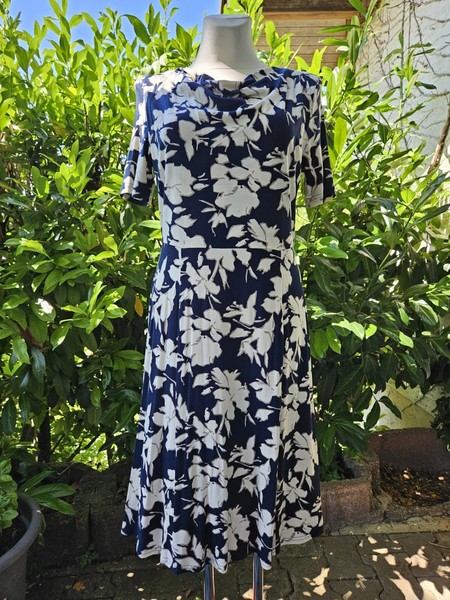 Jerseykleid in Blau/Creme