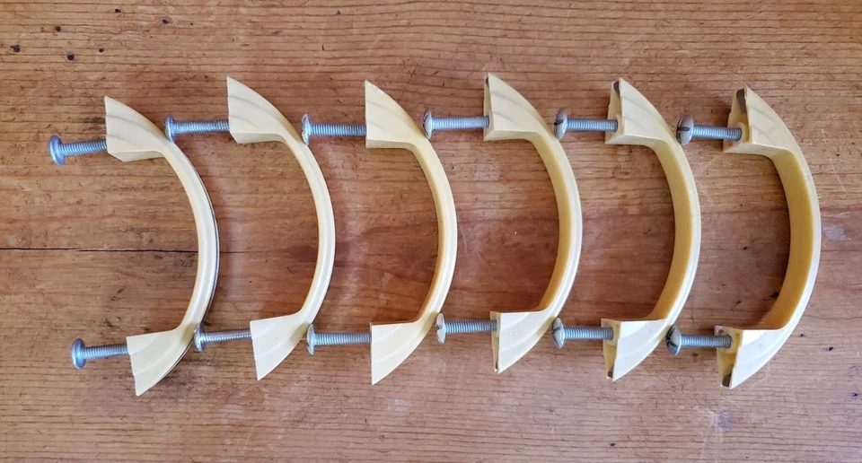 Tiradores de gabinete de plástico cromado y amarillo con manijas de cajón Art Deco vintage años 60 Foto 2 de 4