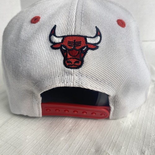 Chicago Bulls Ultra Game Gorra Snapback Baloncesto Billete Plano Blanco Rojo Cemento - Imagen 5 de 11