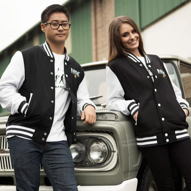 CHAQUETA UNIVERSITARIA GRANDE RØDE blanca y negra RODE MICRÓFONOS MÚSICOS ROPA  Foto 2 de 4