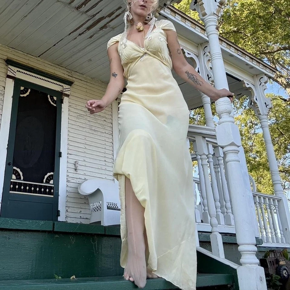 ♡ 1930's Butter Yellow Flower Slip - Image 4 of 4