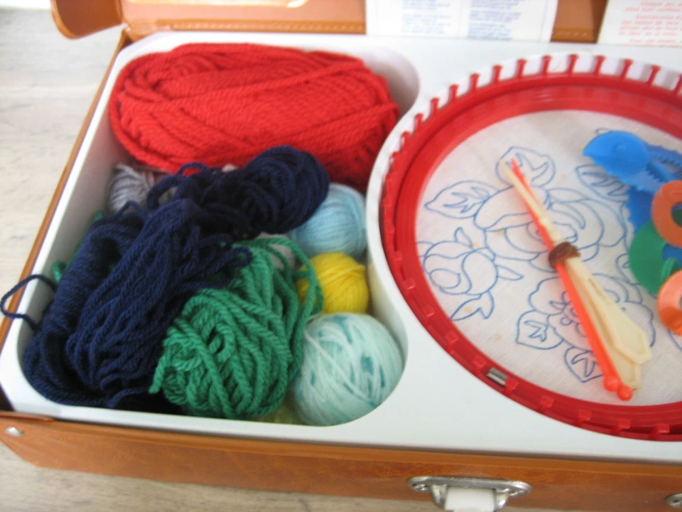 Jouet ancien Jeux de laines Broderie Tricotin Cercle à broder BERCHET Vintage - Photo 3/4