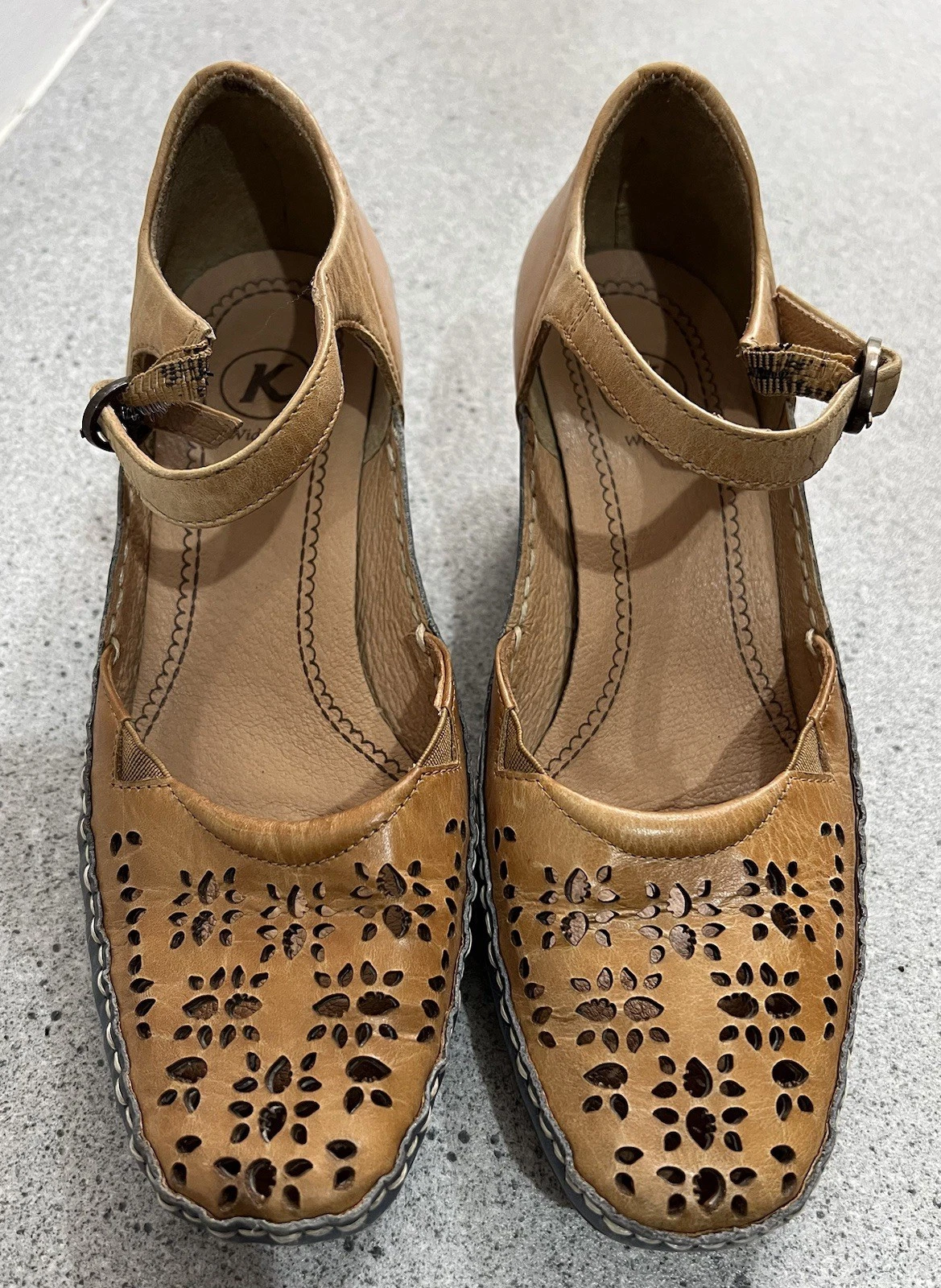 Sandalo Clarks pelle marrone taglio floreale con cinturino regolabile alla caviglia 4 larghe vestibilità