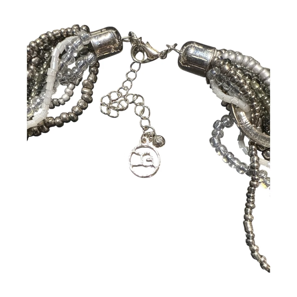 Collar llamativo de cuentas trenzadas tono plata ERICA LYONS EL409 Foto 4 de 4