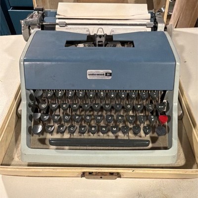 Underwood 21 Manual Typewriter With Case Made in Italy Portable Vintage