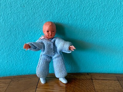 Baby Kleinkind Biegepüppchen Caco  Puppenstube Puppenhaus 1:18 dollhouse  doll