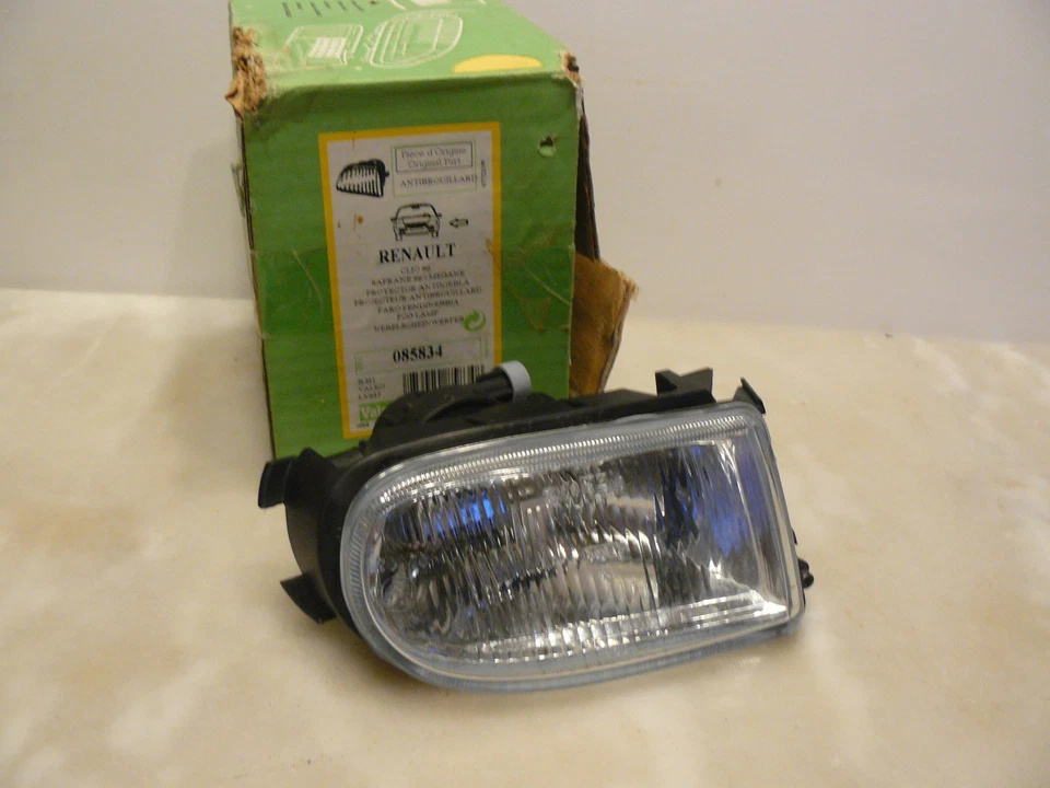 Phare antibrouillard avant gauche Renault Safrane 96 Clio 96 Megane - Photo 1/4