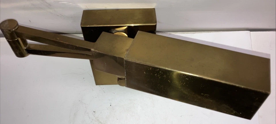 Lámpara de pared de latón con brazo oscilante para estudio Foto 2 de 4