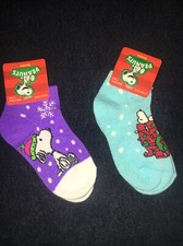 SNOOPY ON HIS DECORATED DOG HOUSE CHRISTMAS KIDS SOCKS. X2 PAIR NEW