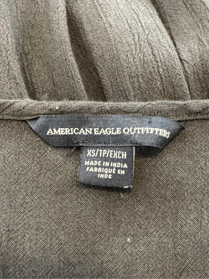 Camiseta para mujer American Eagle Outfitters XS azul floral bordado manga campana Foto 4 de 4