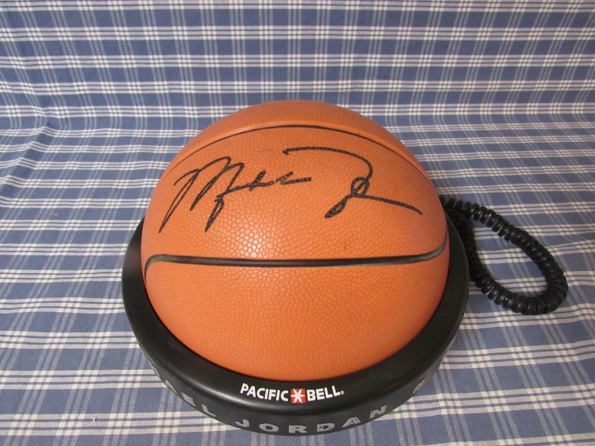 スポーツトイ・アクショントイ Michael Jordan Animated Telephone s-l400.jpg