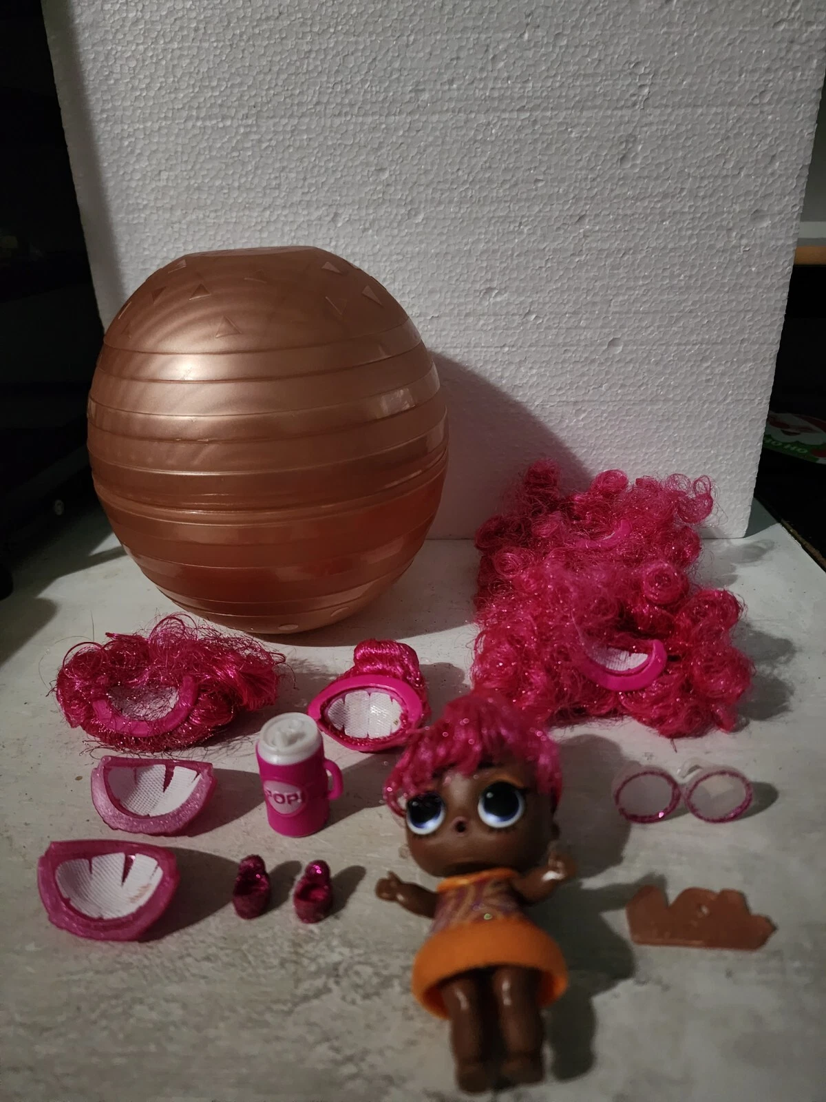 LOL poupée surprise cheveux vibrations SUPREME QUEEN grande taille avec perruques et lunettes accessoires