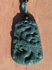 Jadéite A pendentif Dragon avec certificat 11 g, 39x25x5 mm.