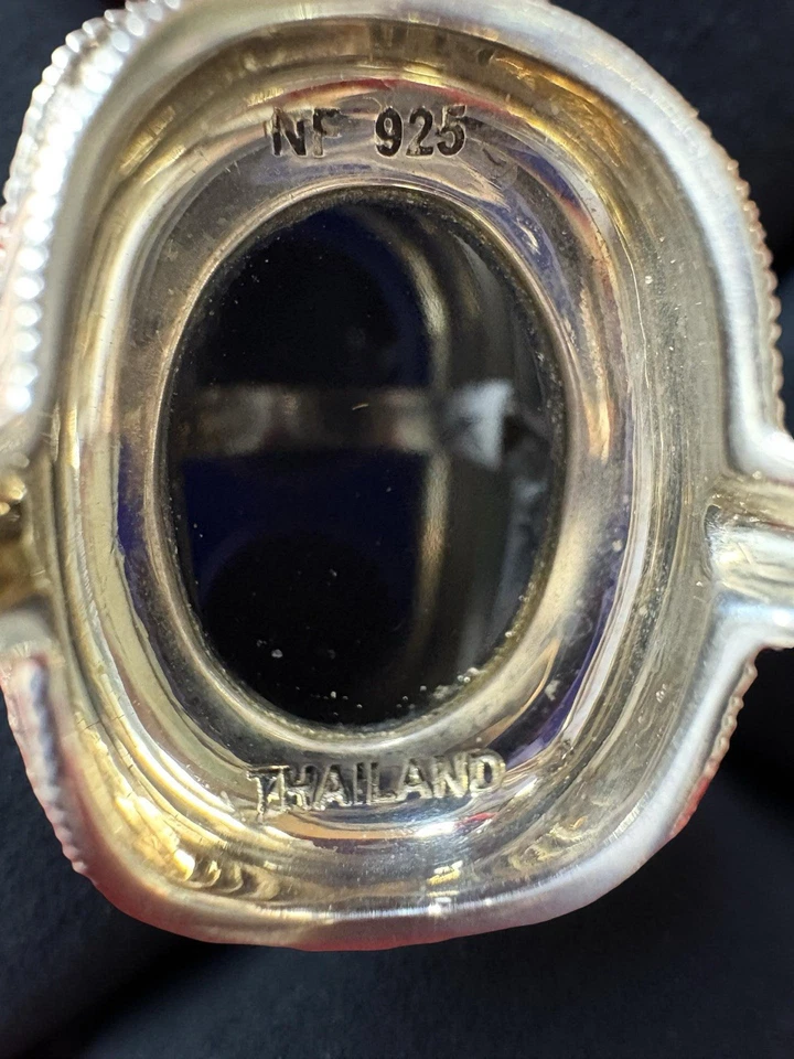 Anillo de cóctel tono plata piedra ovalada facetada negra con detalles de marcasita Foto 4 de 4