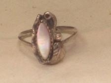 vintage sterling silver ring Southwestern mother of pearl leaf accent size 7