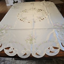 Embroidered And Scalloped Tablecloth With 8 Napkins Round 67 In
