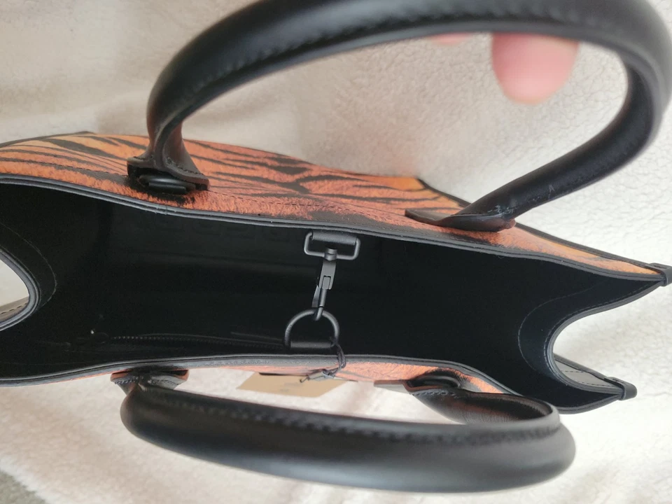 ¡NUEVO CON ETIQUETAS! Bolso de Mano Burberry Dos Vías Estampado de Tigre Denny Vertical Talla Grande Foto 4 de 4