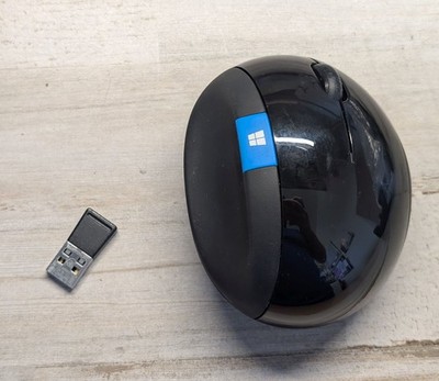 Microsoft Sculpt Ergonomic Mouse Model 1560 w Wireless USB Receiver Black Round