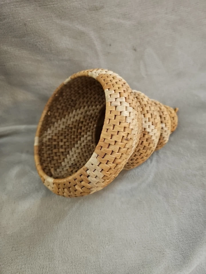 Mini silla de mimbre pavo real vintage con respaldo de abanico de ratán muñeca y cesta espiral colgante Foto 3 de 4