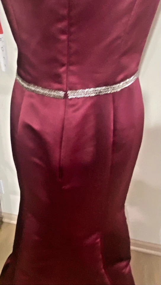 NUEVO CON ETIQUETAS - Vestido Bill Levkoff Hombro Descubierto con Dobladillo de Sirena -Talla 12 (Vino)-MRSP $175 Foto 3 de 4