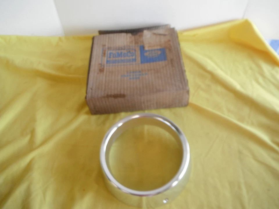 NOS 1968 Mercury Comet HEADLIGHT Door BEZEL fomoco C8GY-13064-A Foto 2 de 4