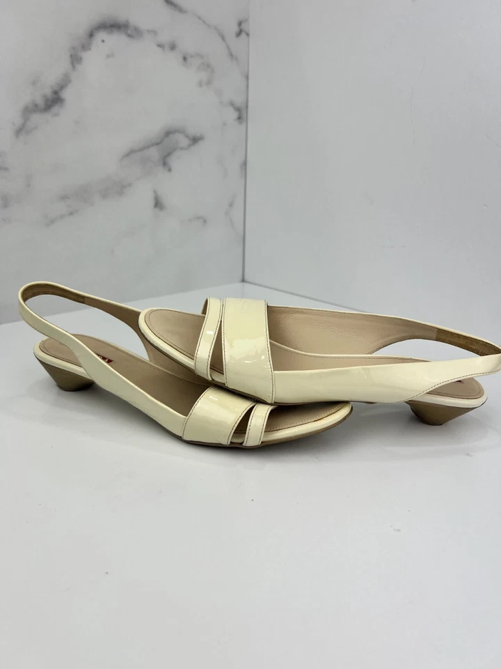 Sandálias Prada de couro envernizado salto gatinho 39 UE EUA 9 creme marfim - Imagem 2 de 4