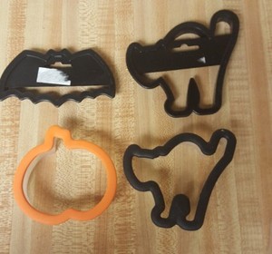 Wilton Halloween Comfort Grip Cookie Cutter Bat, cat, pumpkin