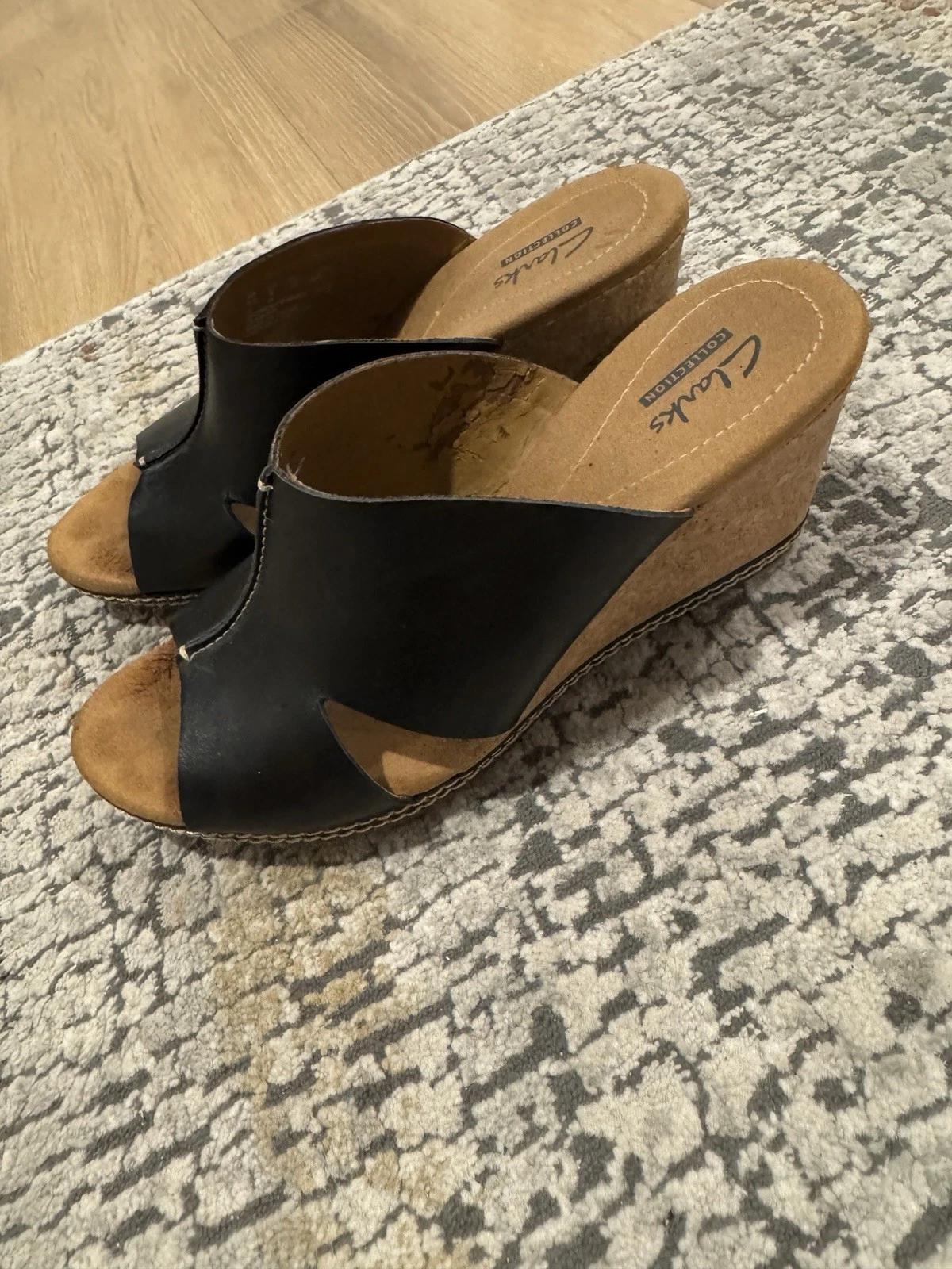 Sandali Clarks neri pelle sughero zeppa taglia 8 morbidi ammortizzati EU 39 indossati una volta