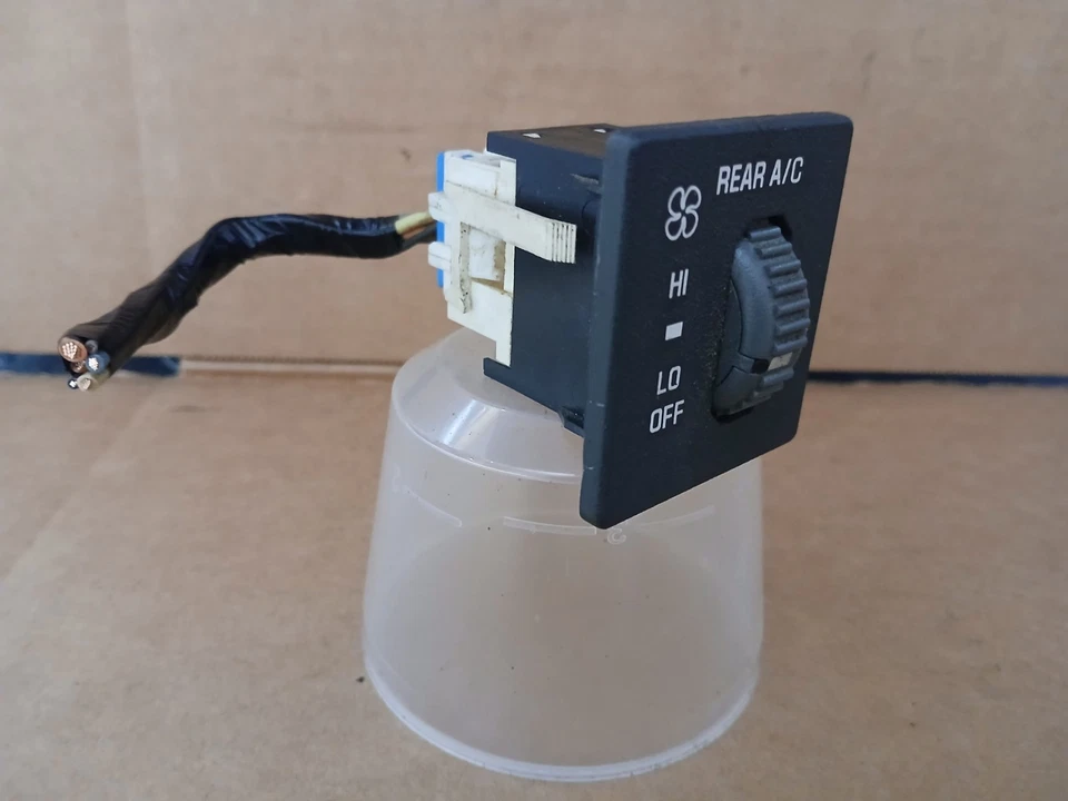 Interruptor de aire acondicionado trasero y enchufe Chevy ASTRO/GMC Safari 1996-2005 OEM Foto 3 de 4
