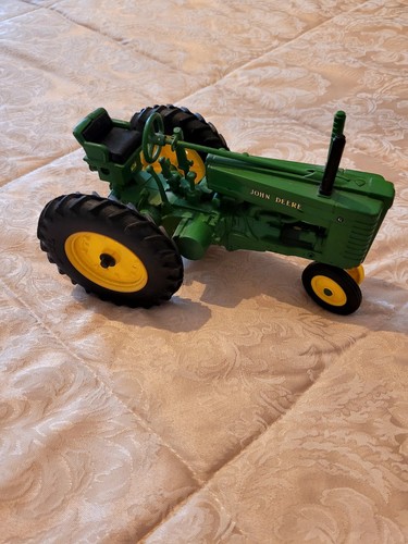 ERTL JOHN DEERE G, DIECAST TRACTOR, 1:24 SCALE - Picture 1 of 9