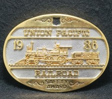 WK21146 NOS VINTAGE 1986 *UNION PACIFIC RAILROAD* TRAIN GOLD PLATED BELT BUCKLE
