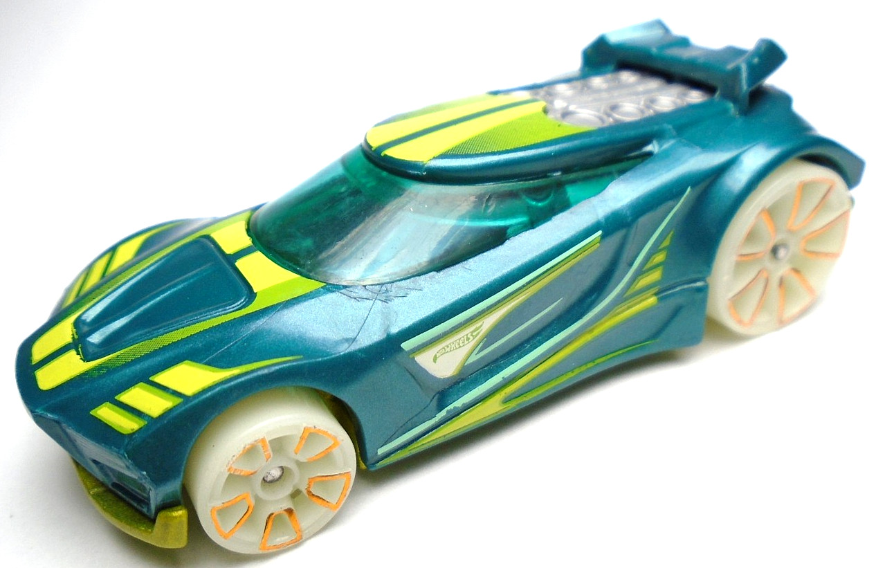 2015 HOT WHEELS GLOW WHEELS CHICANE GREEN 1:64 DIECAST 2 3/4" CAR W WHITE & GRAY