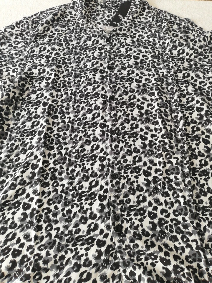 Camisa Brave Soul London Mediana Leopardo Abotonada Manga Corta Nueva. Foto 2 de 4