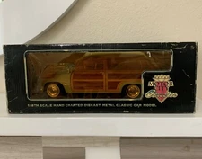 !:18 Hand Crafted Die Cast Metal Wooden Panel Wagon - Motor City Classics