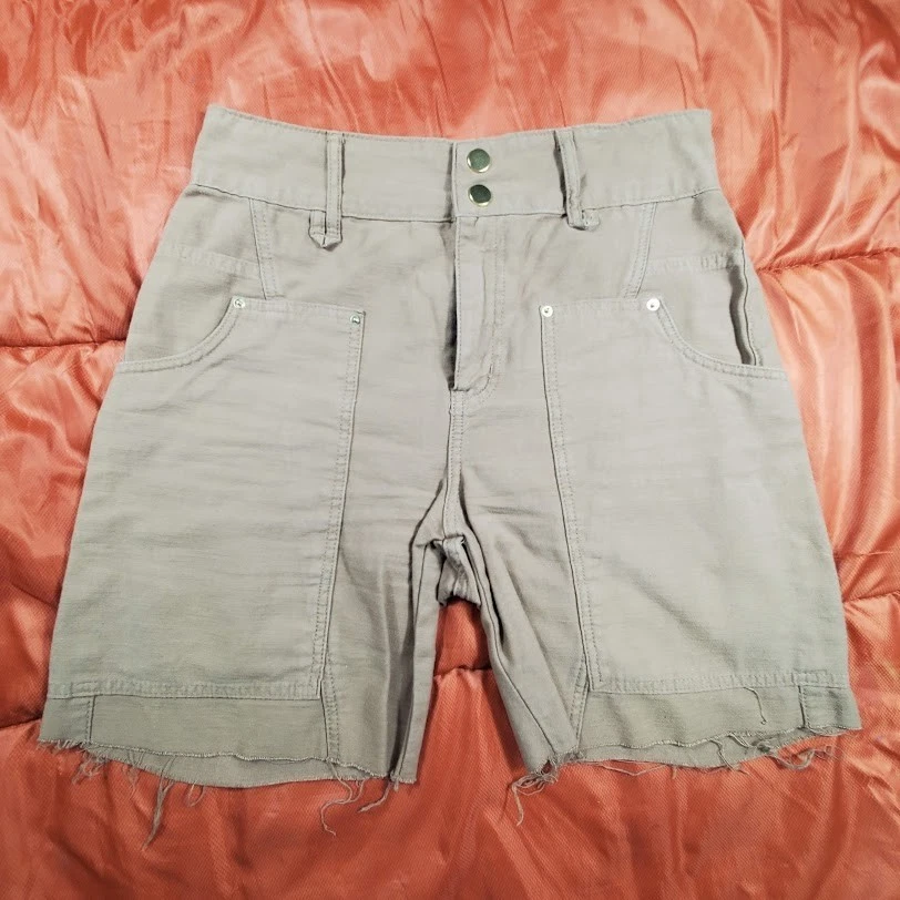 Pantalón Corto Utilitario Frame Denim Twisted en Washed Desert Talla 28 Dobladillo Crudo Colores Otoño Foto 3 de 4