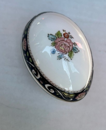 WEDGWOOD Bone China Floral Textured 3" Egg-shaped Trinket Box Made in England