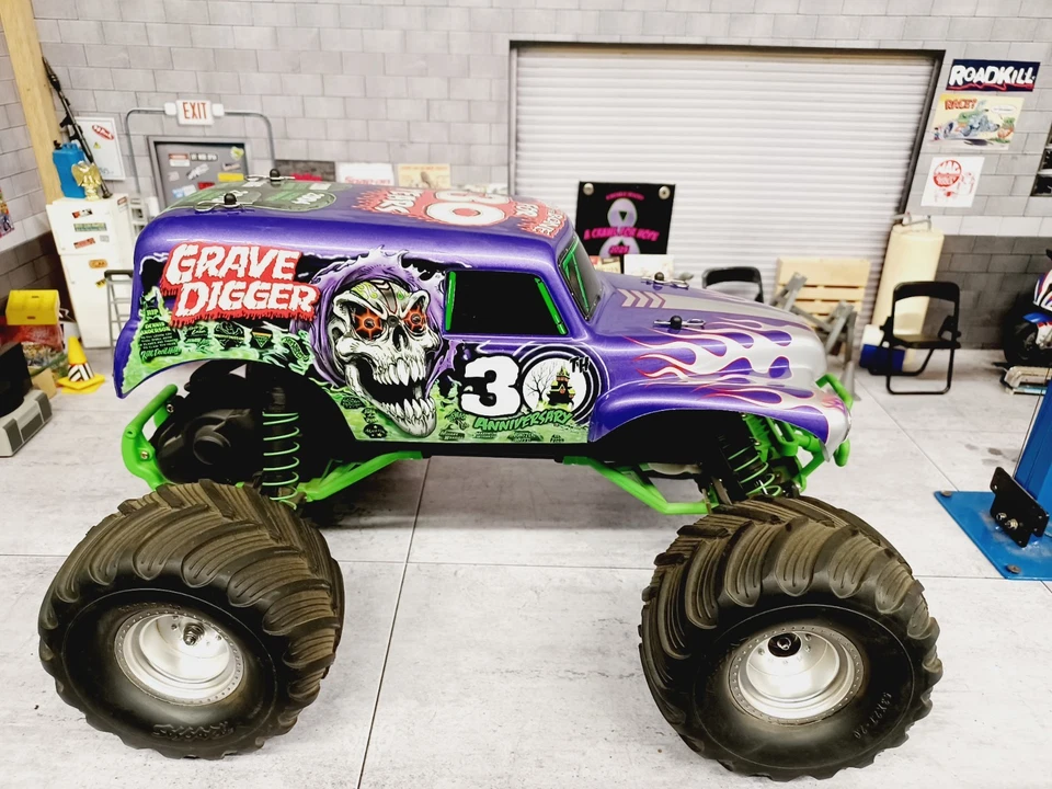 30th Anniversary Traxxas Monster Jam GRAVE DIGGER RC VXL mit Lichtset ULTRA RARE - Bild 4 von 4