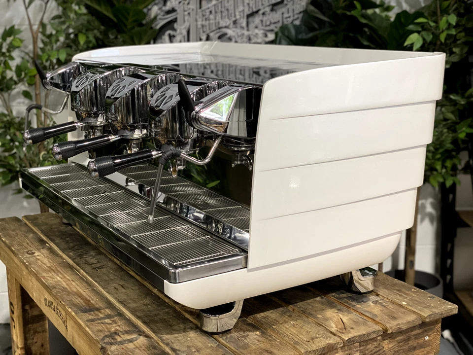 MÁQUINA DE CAFÉ ESPRESSO BLANCA VICTORIA ARDUINO WHITE EAGLE 3 GROUP COMERCIAL Foto 4 de 4