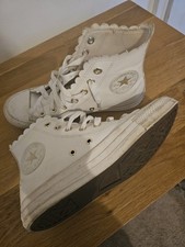White Scalloped Edge Hightop Converse SIZE 5.