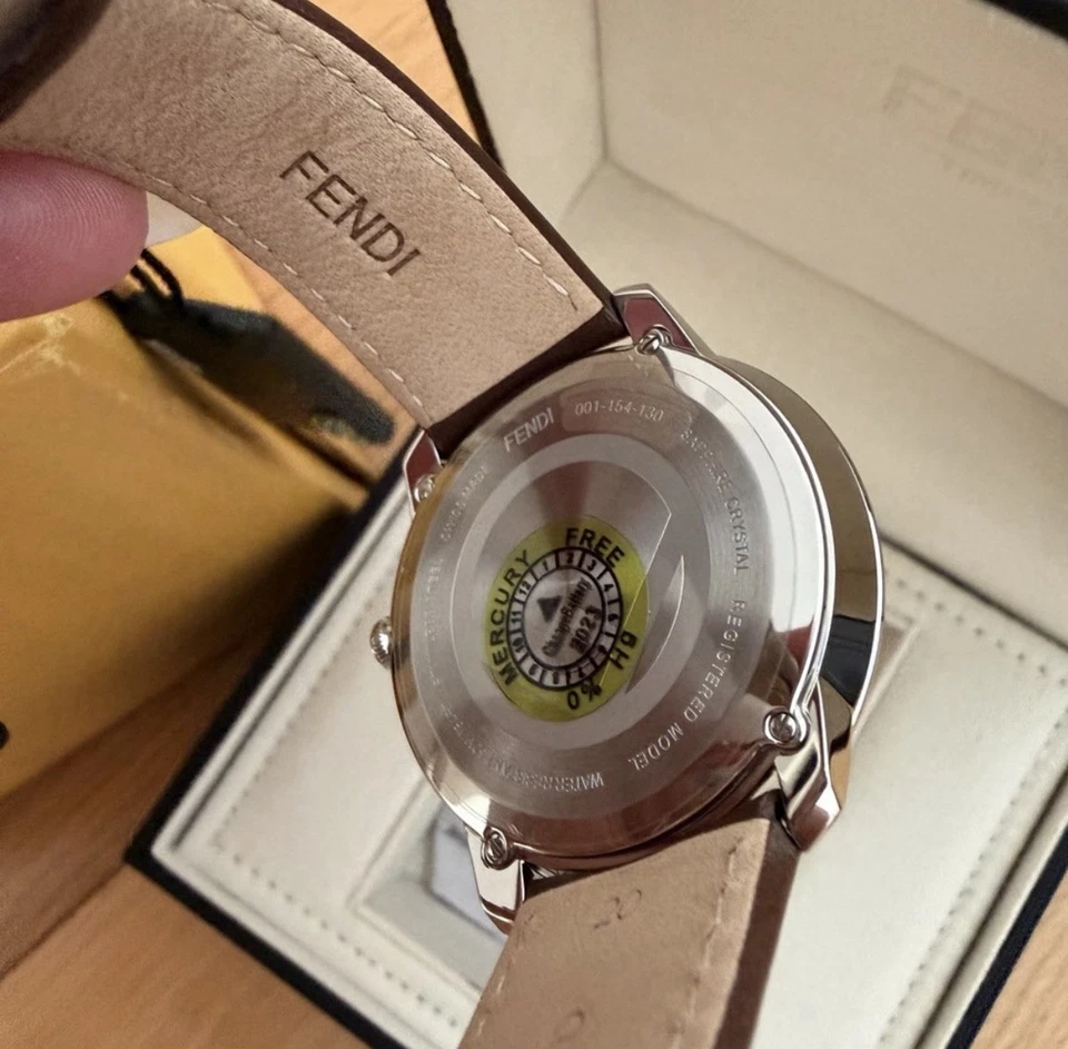 Reloj Fendi de acero inoxidable y cuero marrón Foto 4 de 4