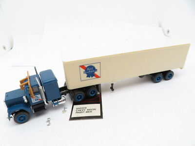 334HO /08 - Herpa H0 852228 - Chevy Bison SZ ''Pabst Blue Ribbon Beer'' - top