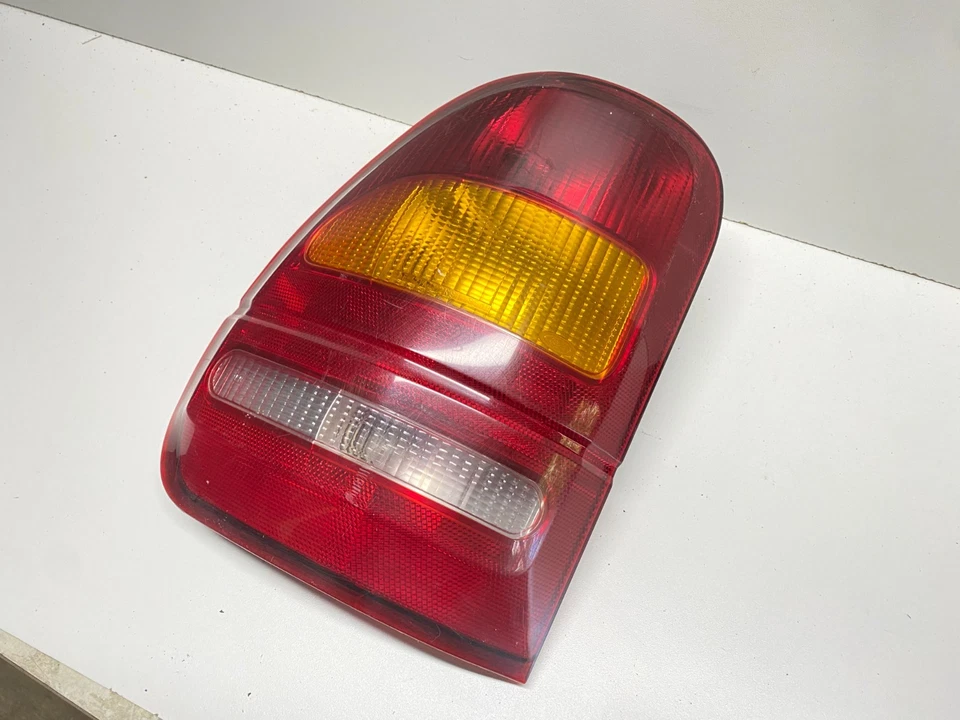 1995 - 1998 FORD WINDSTAR LANTERNA TRASEIRA ESQUERDA QTR PAINEL MONTADO FABRICANTE DE EQUIPAMENTO ORIGINAL, 166-01555 - Imagem 2 de 4