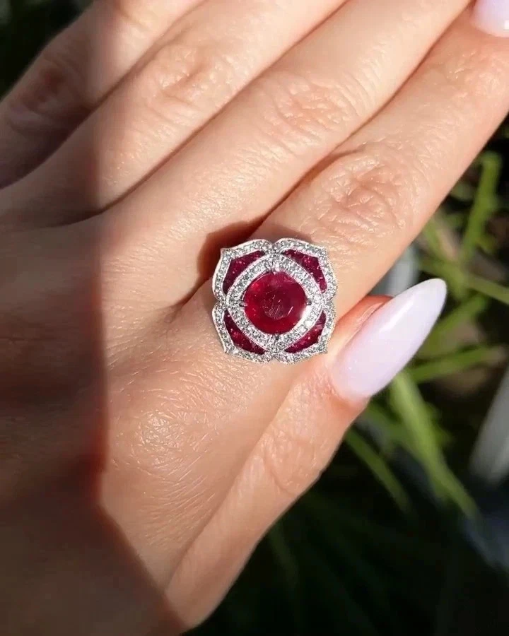 Anillo de boda cojín de diamantes y rubí natural de 2,80 quilates de oro blanco sólido de 14 quilates Foto 2 de 4