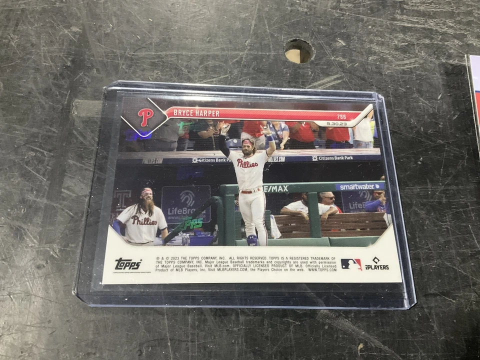 Tarjeta PHILLIES~2023 TOPPS NOW: #786 Bryce Harper 300TH HR y PIN SGA Foto 2 de 2
