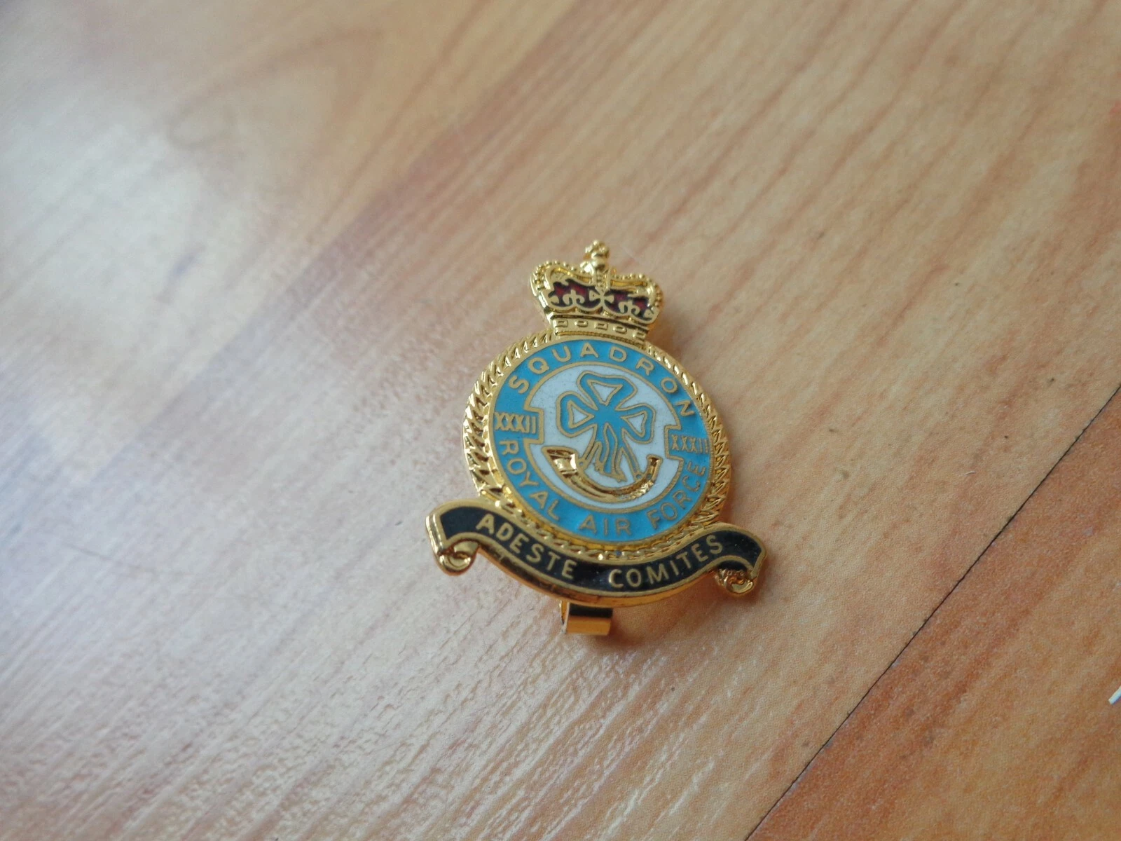 RAF ROYAL AIR FORCE MUSEUM NO.32 SQUADRON GOLD PLATED ENAMEL PIN BADGE