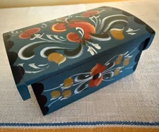 SMALL HINGED WOODEN TRINKET BOX WITH NORWEGIAN ROSEMALING. Norway sticker. VGUC!
