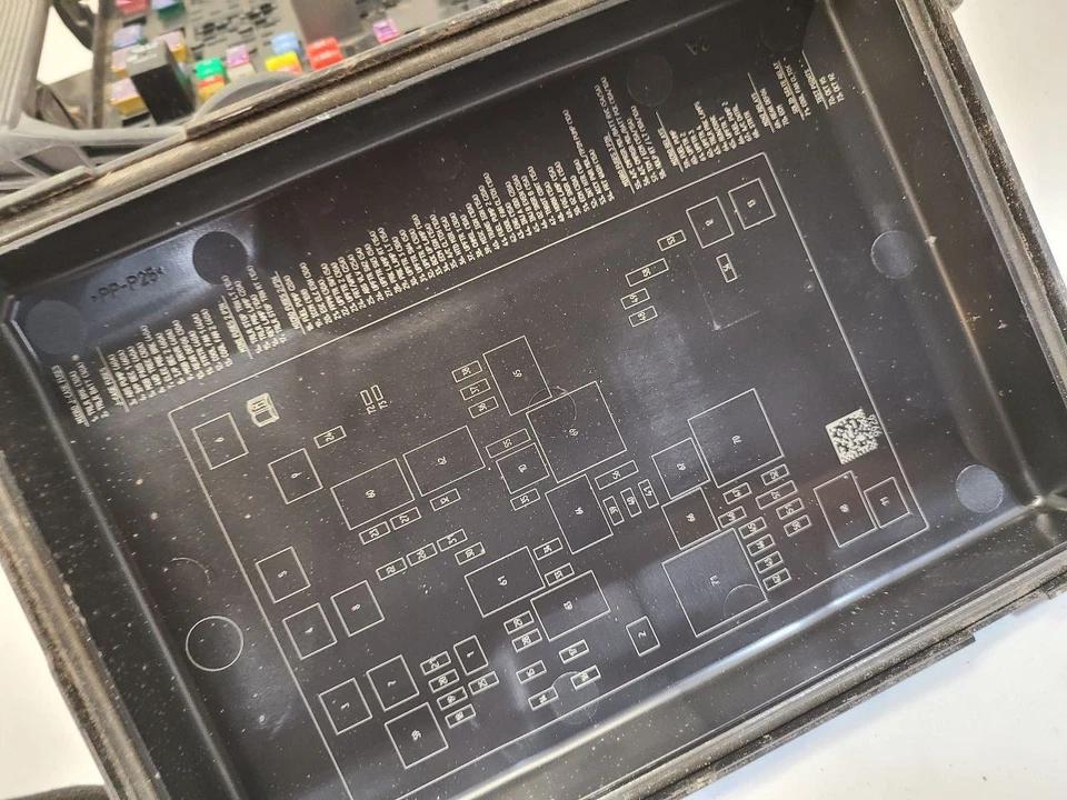  2014 2015 2016 2017 CHEVROLET SILVERADO 1500 PICKUP Fuse Box Engine  - Imagem 3 de 4