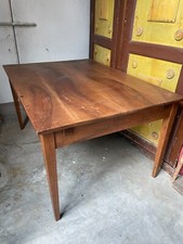 Tavolo in noce Ottocento. con gamba  a spillo provenienza Toscana.