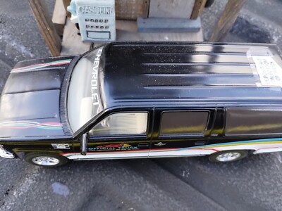 Brookfield Collectibles 1993 CHEVy SUBURBAN 1:24 SCALE diecast