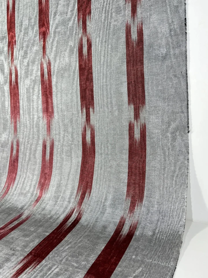 Lujosa tela moire de seda plateada con patrón Ikat rojo, por 2 metros. Foto 3 de 4